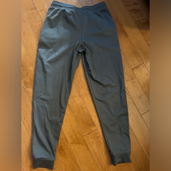 Boys Youth Large Under Armour grey pants - like new - Picture 2 of 2